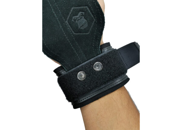 Straps grip 104